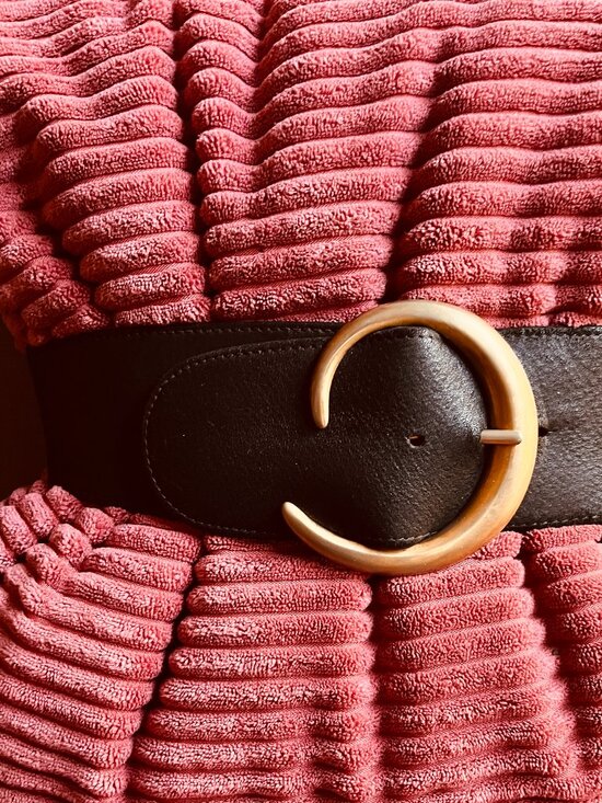 Vintage Donna Karan black belt with gold-tone buckle, Size M.